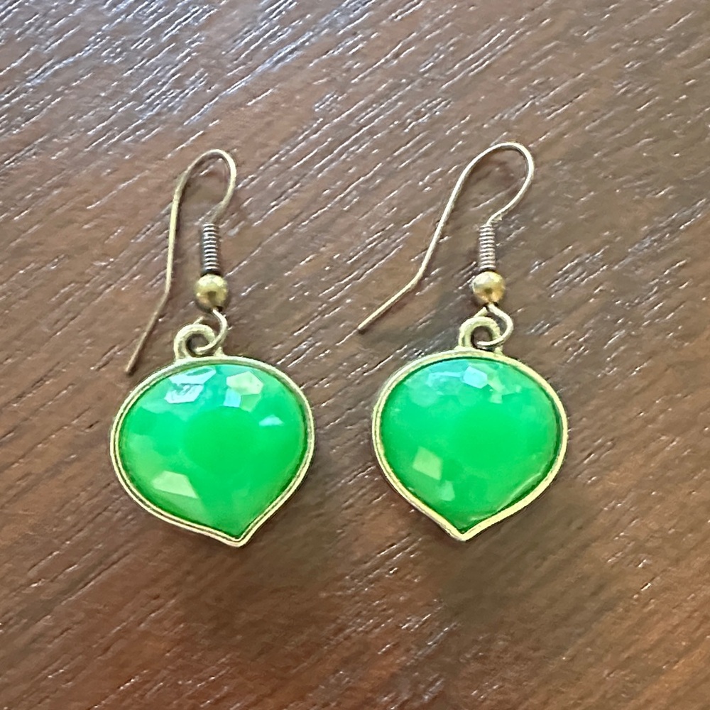 💚 Women’s earrings Emerald Green teardrop Earrings gold tone EUC